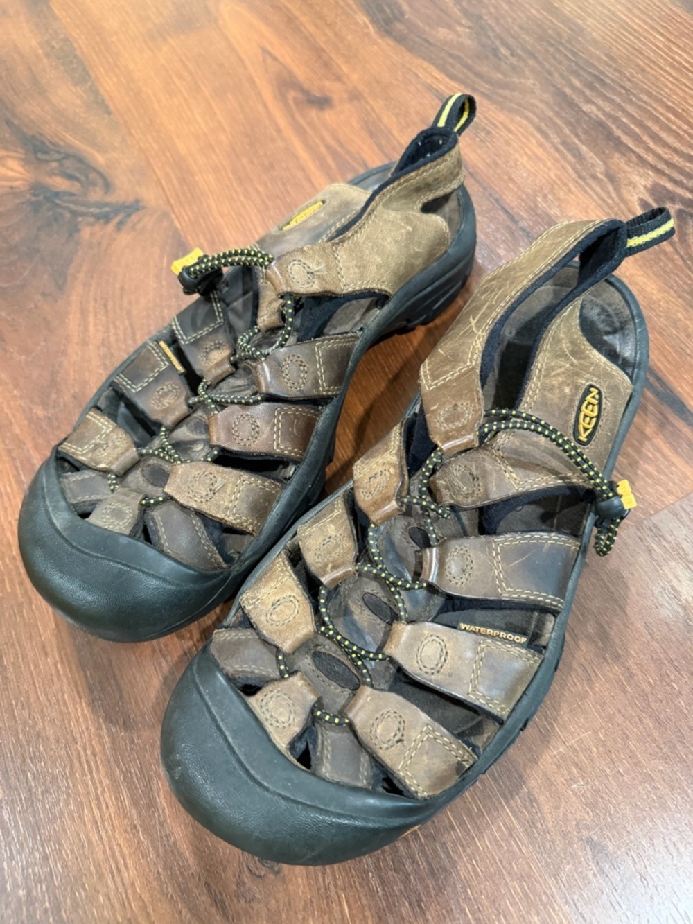 Keen newport H2 mens size 9.5 shoes brown leather waterproof athletic sandals